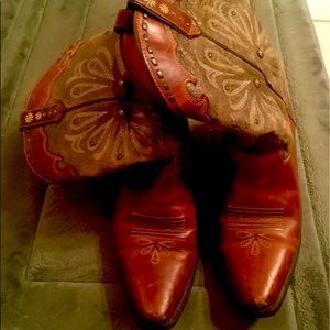 Ariat pull up boots size 8.5